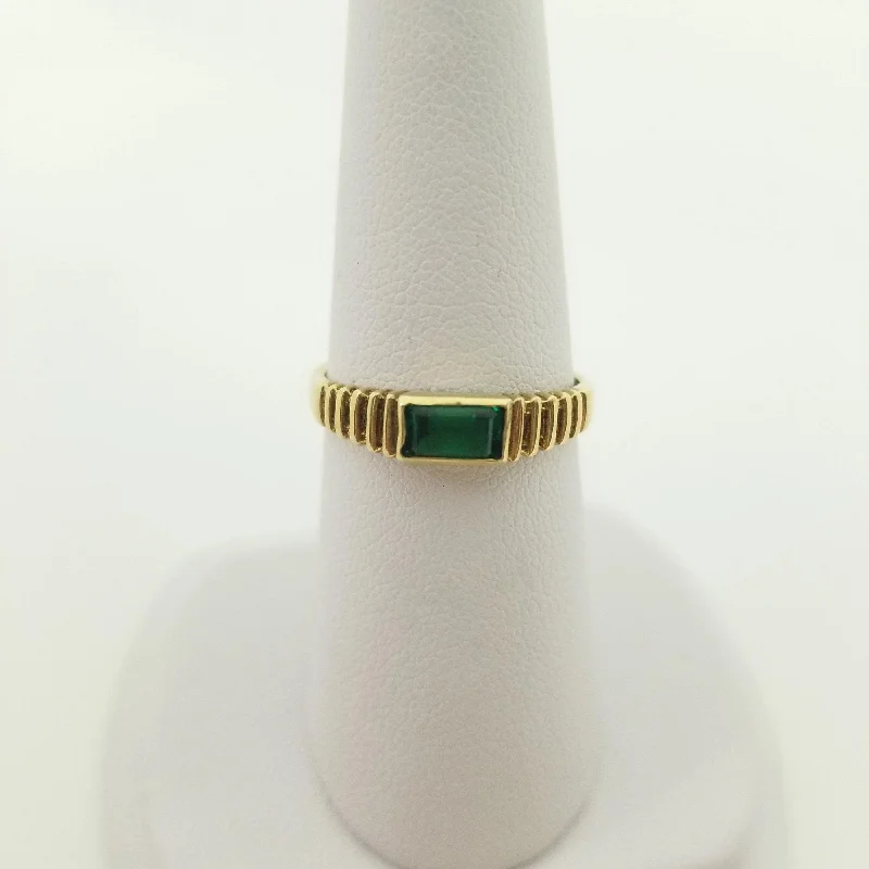 Diamond - Encrusted Women's Rings for Special Occasions in 18K GoldYellow Gold Ribbed Ring with Green Glass Stone Diamond - Encrusted Women's Rings for Special Occasions in 18K GoldYellow Gold Ribbed Ring with Green Glass Stone