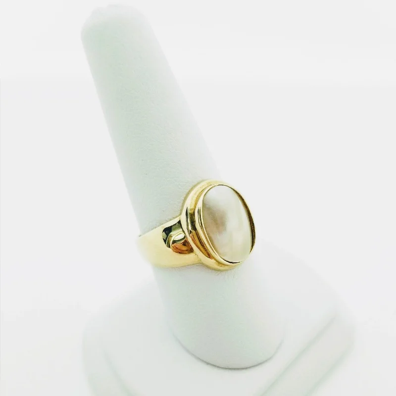 Interlocking Band Women's Rings in White Gold for a Modern DesignYellow Gold Oval Mabe Pearl Ring