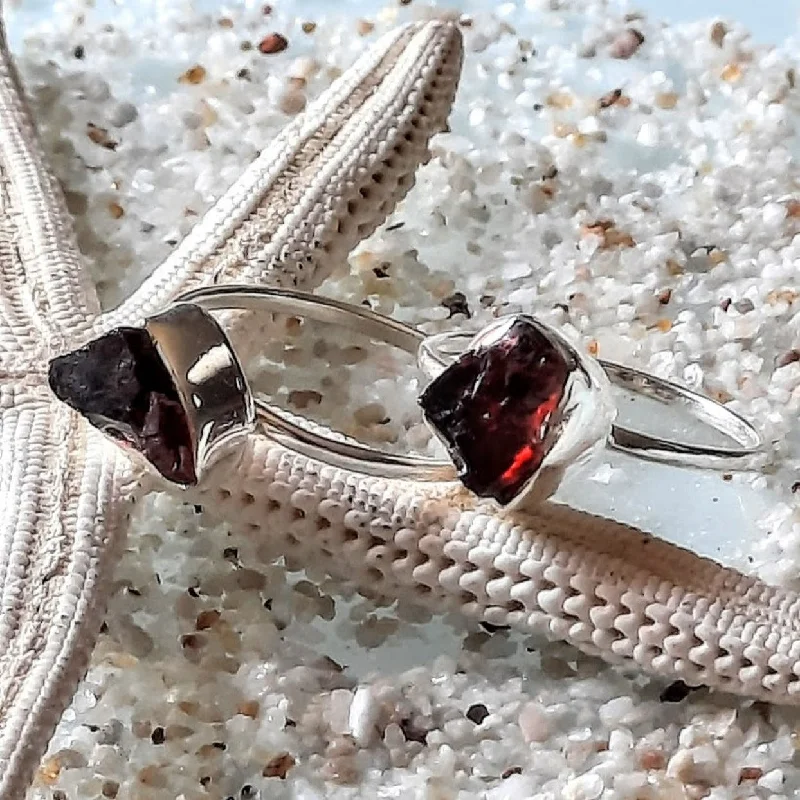 Floral - Patterned Women's Rings in 18K Yellow Gold for a Feminine LookRAW GARNET - PETITE SILVER 925 Floral - Patterned Women's Rings in 18K Yellow Gold for a Feminine LookRAW GARNET - PETITE SILVER 925