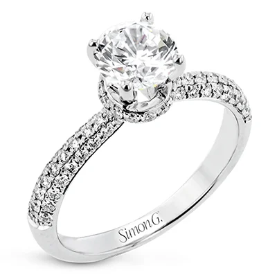 Halo - Style Women's Diamond Rings with a Center Diamond Surrounded by Smaller Diamonds in 18K GoldEngagement Ring in 18k Gold with Diamonds Halo - Style Women's Diamond Rings with a Center Diamond Surrounded by Smaller Diamonds in 18K GoldEngagement Ring in 18k Gold with Diamonds