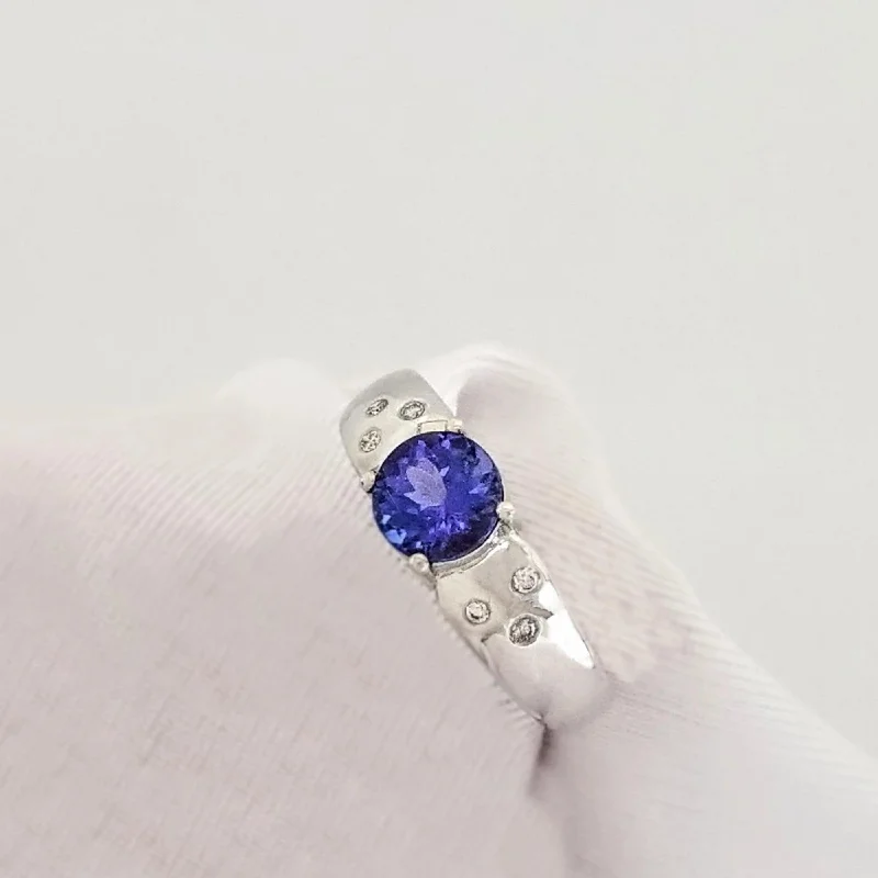 Tennis - Style Women's Rings with a Row of Round Diamonds in PlatinumWhite Gold Ring with Diamonds and Round Tanzanite