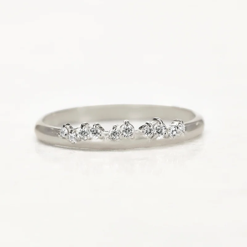 Halo - Style Women's Diamond Rings with a Center Diamond Surrounded by Smaller Diamonds in 18K GoldAmara Ring | white diamonds Halo - Style Women's Diamond Rings with a Center Diamond Surrounded by Smaller Diamonds in 18K GoldAmara Ring | white diamonds