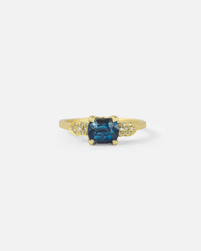 Signature - Design Engagement Rings with a Brand - Exclusive Pattern and Premium DiamondsLin Ring / Blue Purple Sapphire Signature - Design Engagement Rings with a Brand - Exclusive Pattern and Premium DiamondsLin Ring / Blue Purple Sapphire